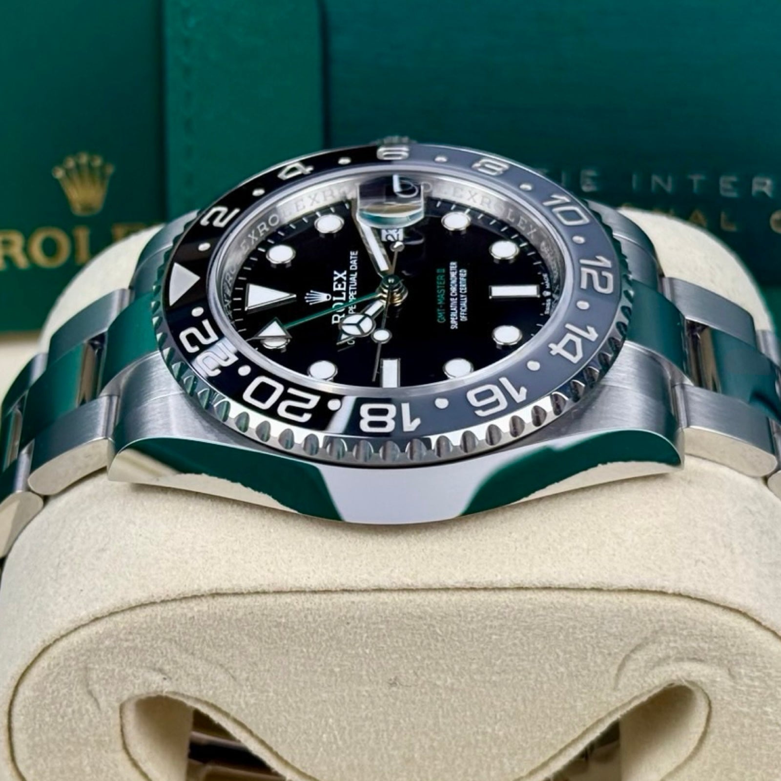 Rolex GMT-Master II Ref. 126710GRNR Bruce Wayne – Neu Fullset LC100 08/2026 | Finer Things Köln