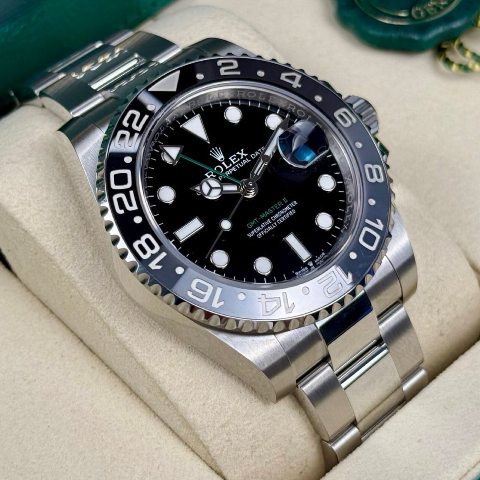 Rolex GMT-Master II Ref. 126710GRNR Bruce Wayne – Neu Fullset LC100 08/2026 | Finer Things Köln