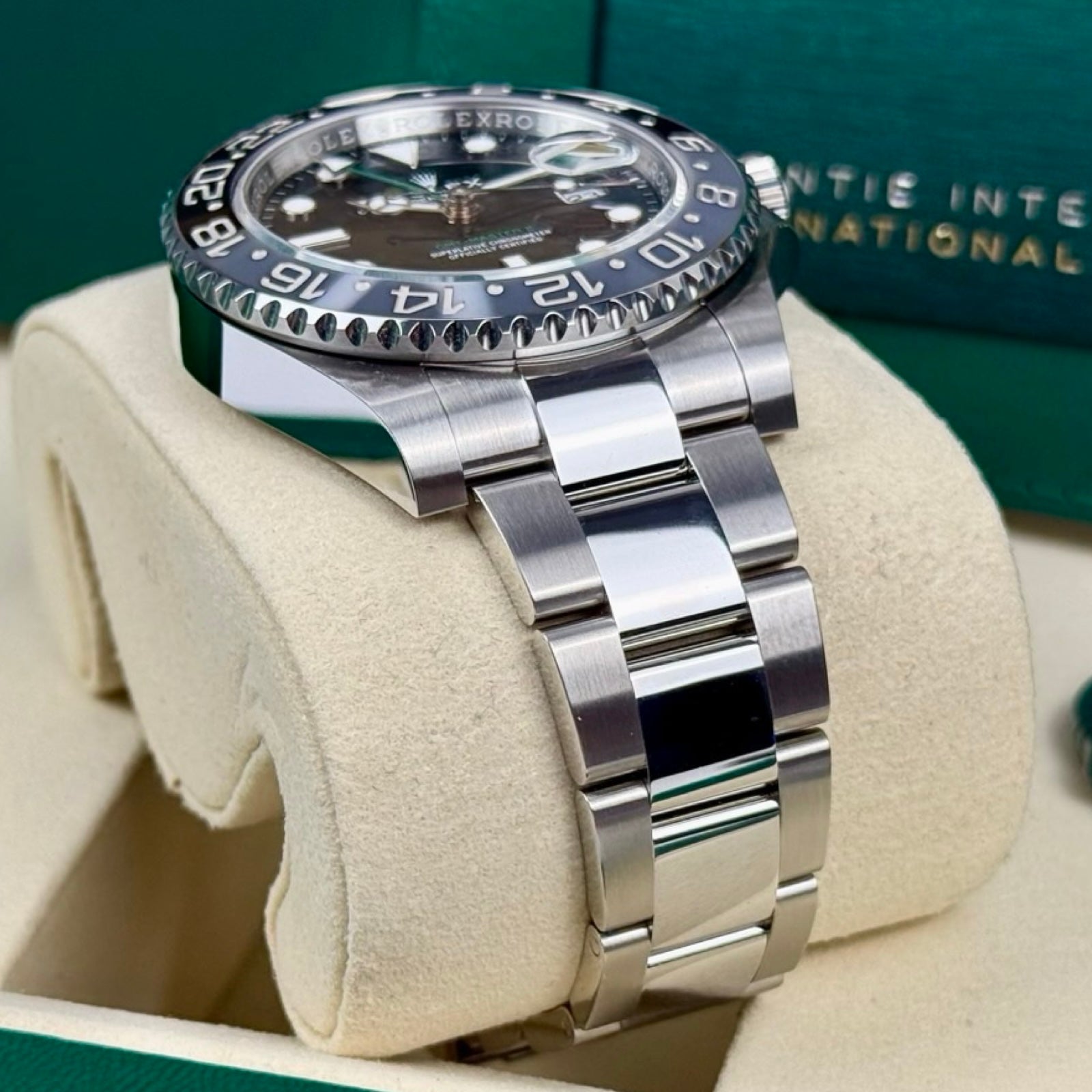 Rolex GMT-Master II Ref. 126710GRNR Bruce Wayne – Neu Fullset LC100 08/2026 | Finer Things Köln