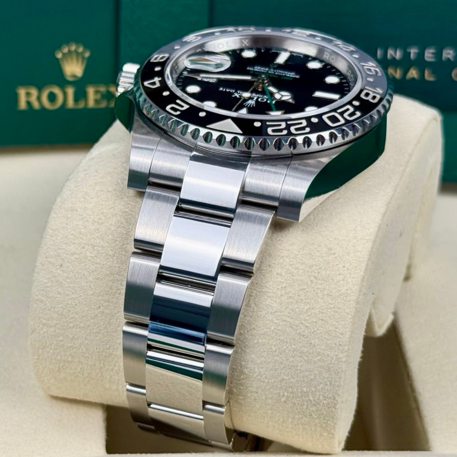 Rolex GMT-Master II Ref. 126710GRNR Bruce Wayne – Neu Fullset LC100 08/2026 | Finer Things Köln
