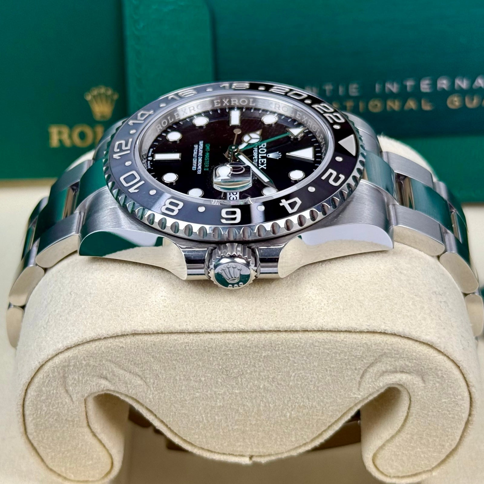 Rolex GMT-Master II Ref. 126710GRNR Bruce Wayne – Neu Fullset LC100 08/2026 | Finer Things Köln