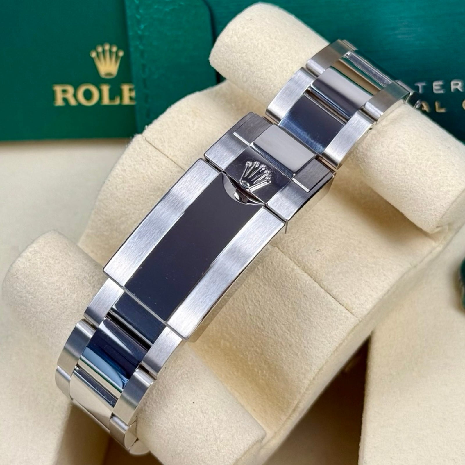 Rolex GMT-Master II Ref. 126710GRNR Bruce Wayne – Neu Fullset LC100 08/2026 | Finer Things Köln
