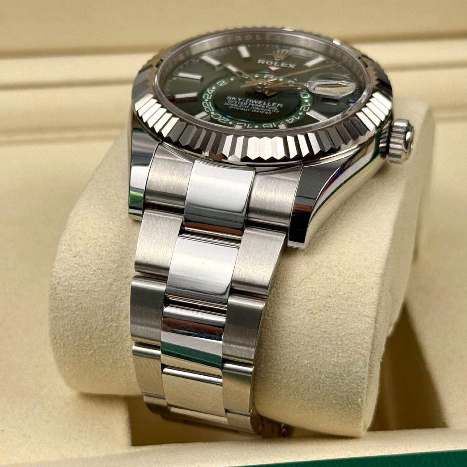 Rolex Sky-Dweller Ref. 336934 Grün – Neu, Fullset 08/2026 | Finer Things