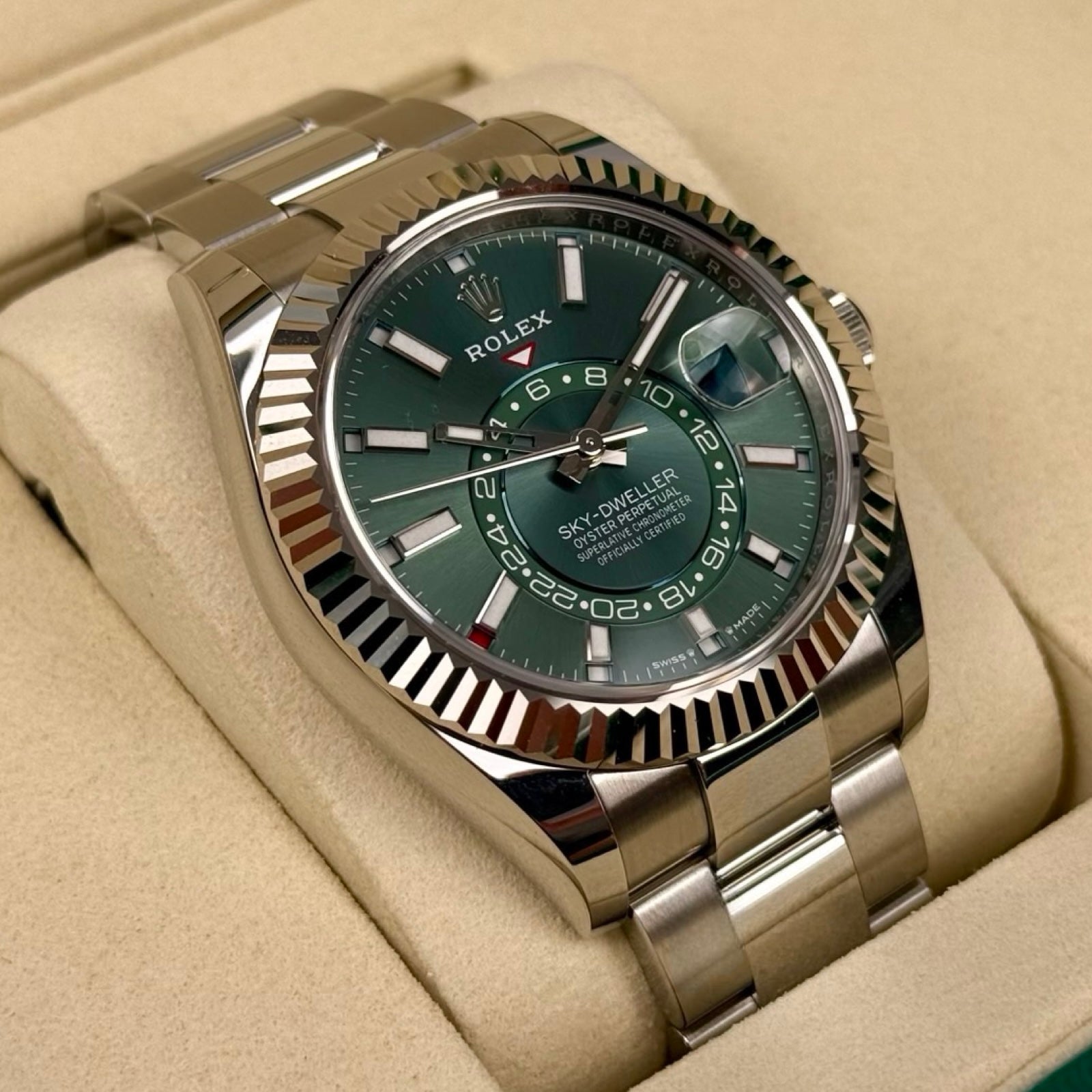 Rolex Sky-Dweller Ref. 336934 Grün – Neu, Fullset 08/2026 | Finer Things