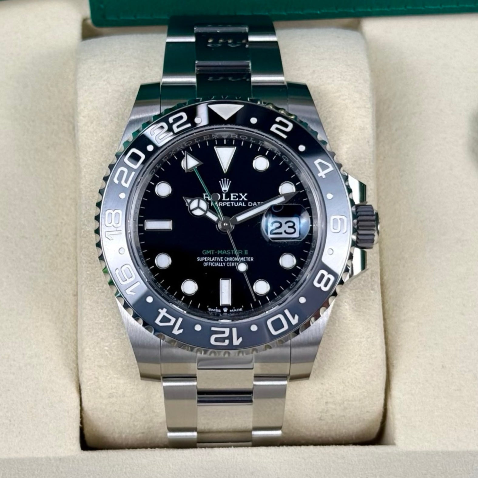 Rolex GMT-Master II Ref. 126710GRNR Bruce Wayne – Neu Fullset LC100 08/2026 | Finer Things Köln