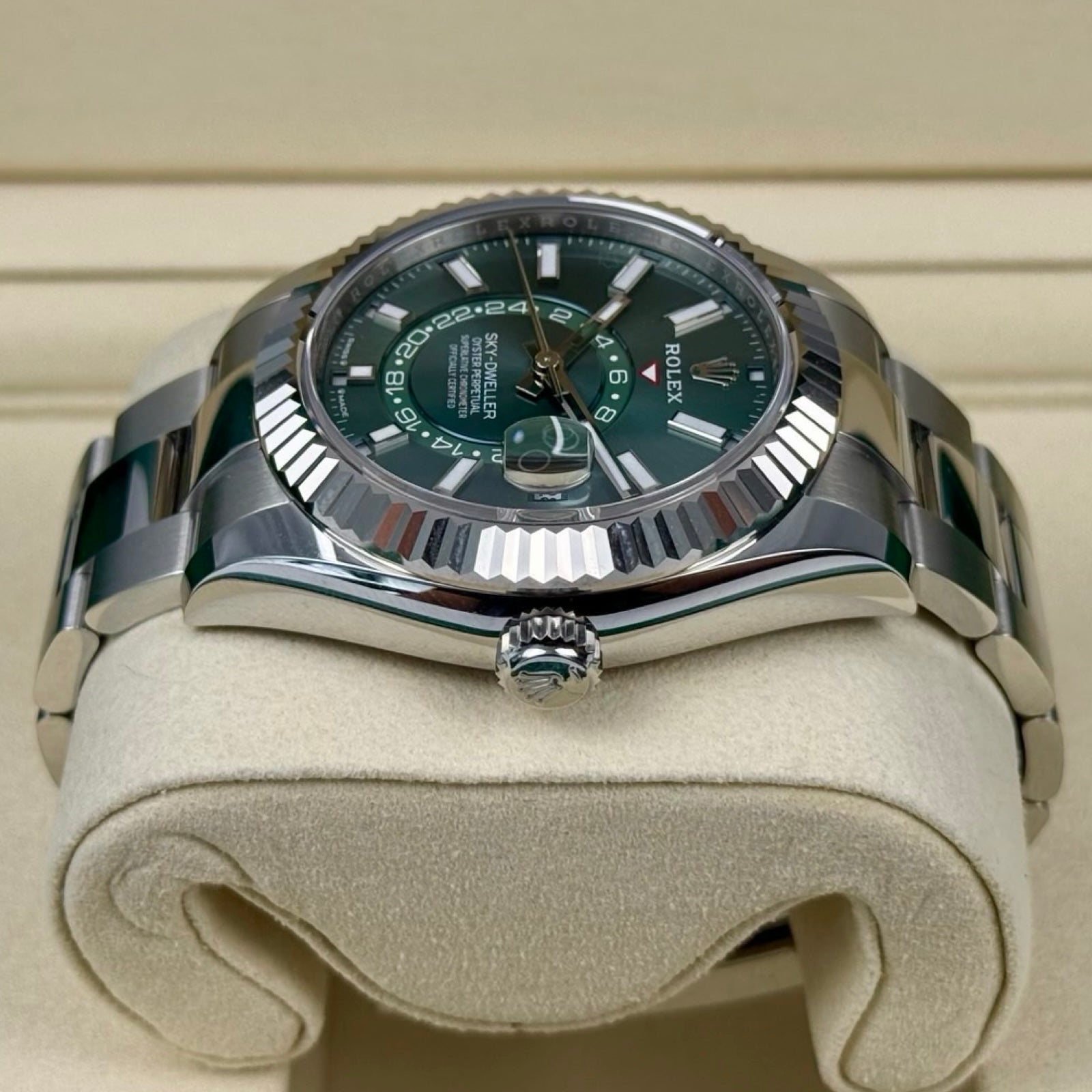 Rolex Sky-Dweller Ref. 336934 Grün – Neu, Fullset 08/2026 | Finer Things