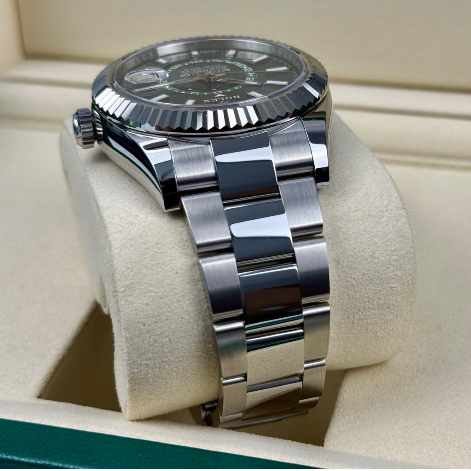 Rolex Sky-Dweller Ref. 336934 Grün – Neu, Fullset 08/2026 | Finer Things