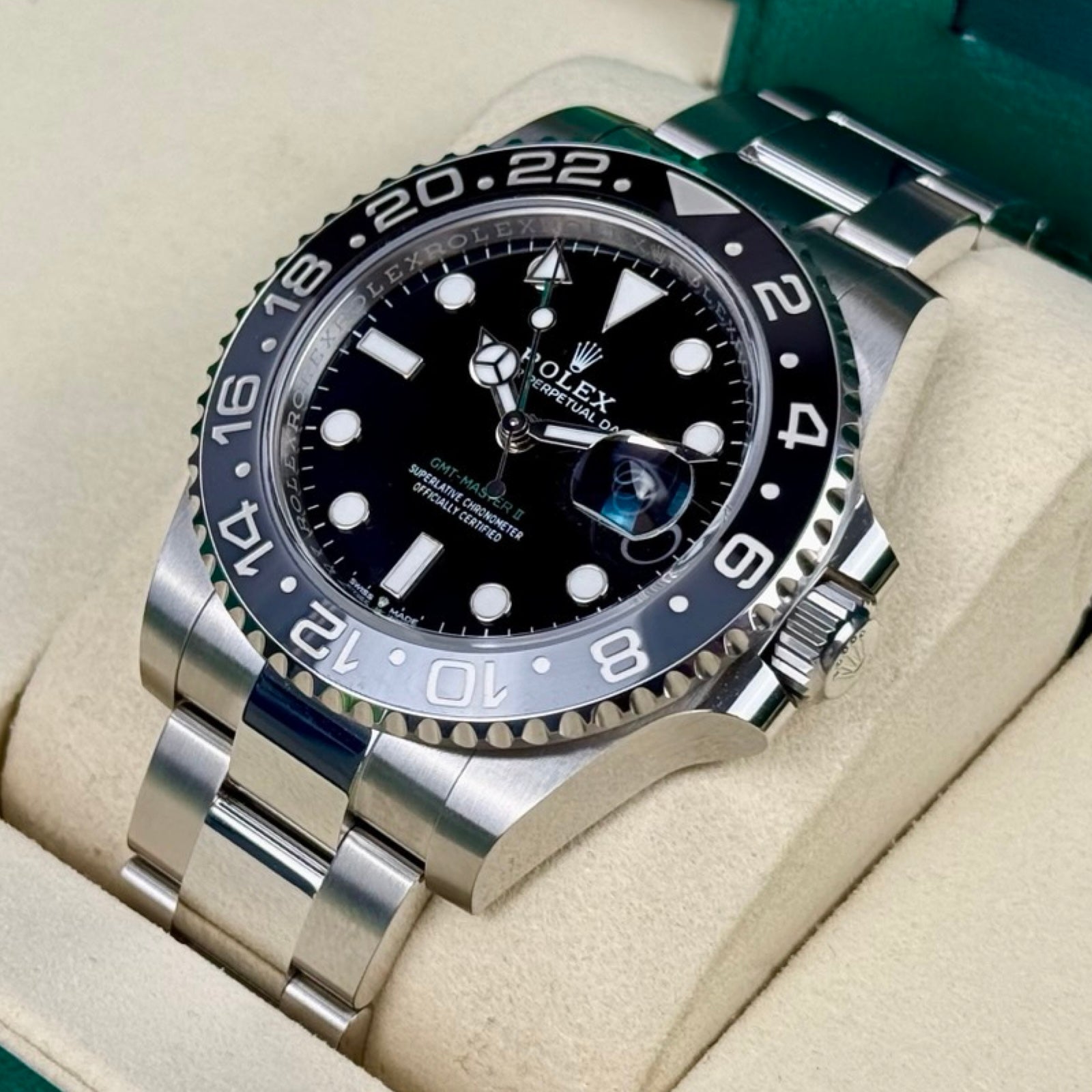 Rolex GMT-Master II Ref. 126710GRNR Bruce Wayne – Neu Fullset LC100 08/2026 | Finer Things Köln