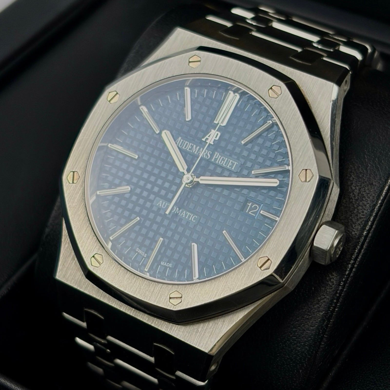 Audemars Piguet Royal Oak Ref. 15400ST Blau – Sehr gut, Fullset 2017 | Finer Things